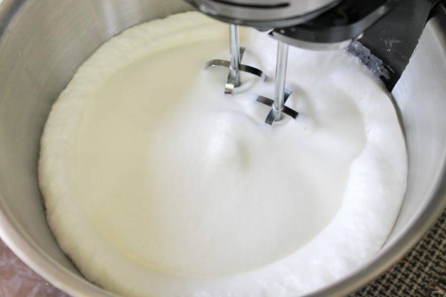 Белки перелейте в чистую чашу миксера и добавьте щепотку соли. Взбивайте белки на средней скорости до мягких пиков.