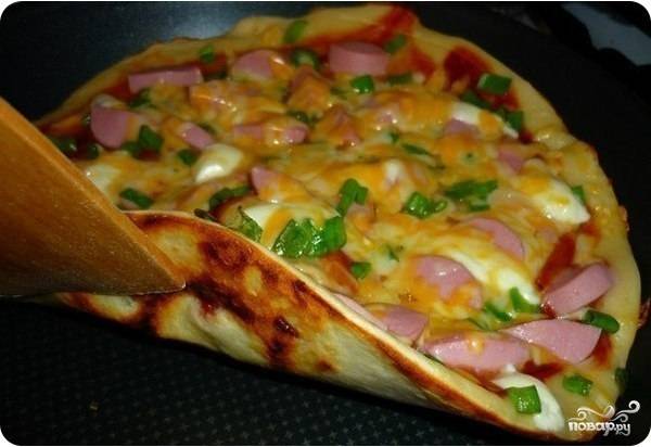 Пицца на сковороде с колбасой