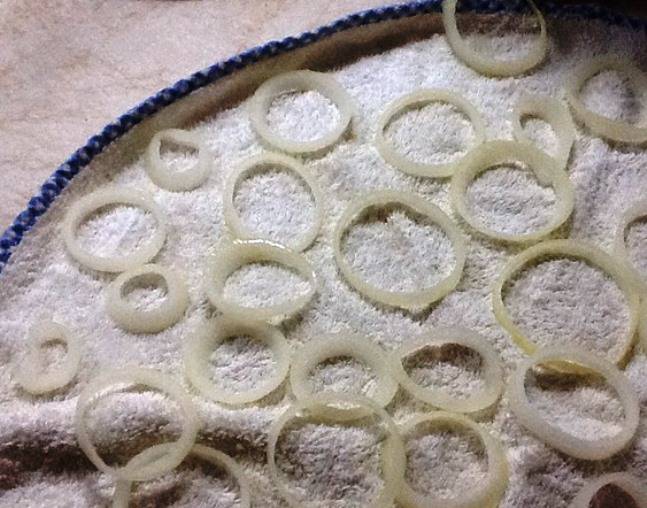 Луковые кольца в кляре на сковороде
