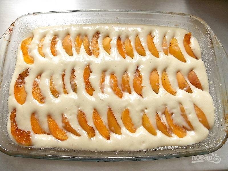 Уложите абрикосы сверху, немного "вдавливая" в тесто.