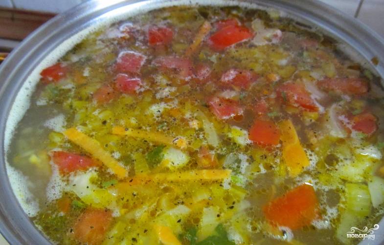 Добавьте в суп любые замороженные овощи. Через 5 минут опускаем в кастрюлю фрикадельки. Добавляем куркуму и перец горошком. В конце добавьте сметану и тертый сыр. Перемешайте и снимите суп с плиты.
