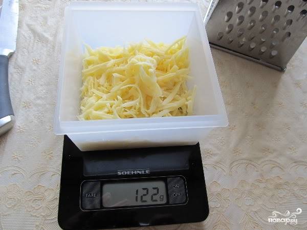 2.	Сыр натираем на крупной терке.