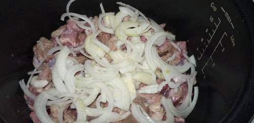 Рецепт азу из свинины с солеными огурцами в мультиварке с видео и фото | Меню недели