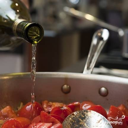 7. К помидорам и чесноку добавьте вино.