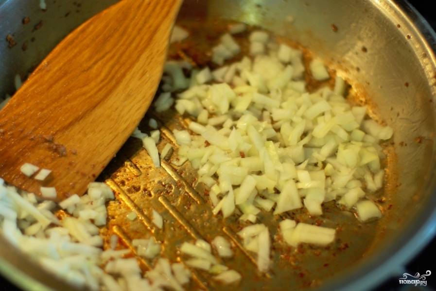 Начинаем приготовление нашего блюда с обжаривания мелко нарезанного лука и чеснока. Обжариваем их в масле пока они не подрумянятся и не пустят приятный аромат.