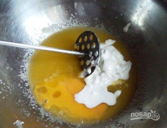 Достаньте маргарин из холодильника, чтобы он размягчился. Разотрите его в миске с сахаром, пока масса не станет белой. Вбейте яйцо и сметану и перемешайте массу до полной однородности. 