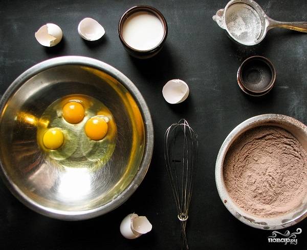 2. С тестом все довольно просто - взбейте яйца со щепоткой соли и сахаром. Влейте молоко. Отдельно смешайте муку, разрыхлитель и какао. 