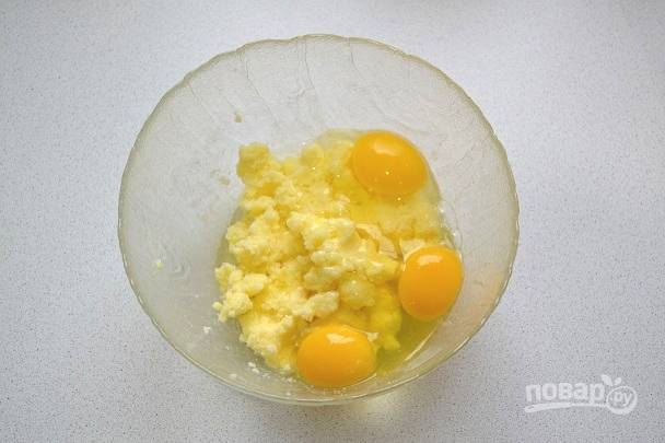 3. Разотрите масло с сахаром и вбейте яйца.