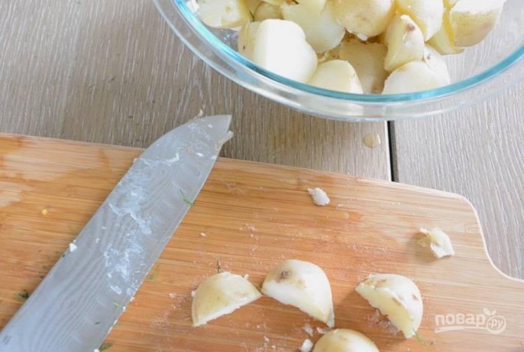 3.	Остывший картофель разрежьте на 4-6 частей, зависит от размера клубней.