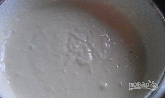 Молоко подогрейте до 35 градусов. Растворите в нём ложку сахара и дрожжи. А затем добавьте половину просеянной муки. Хорошо перемешайте.