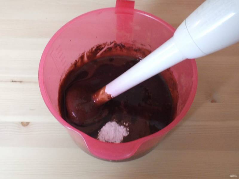 В фасолевую массу введите шоколадно-масляную массу и разрыхлитель. Еще раз пробейте блендером. Включите духовку на 180 градусов.