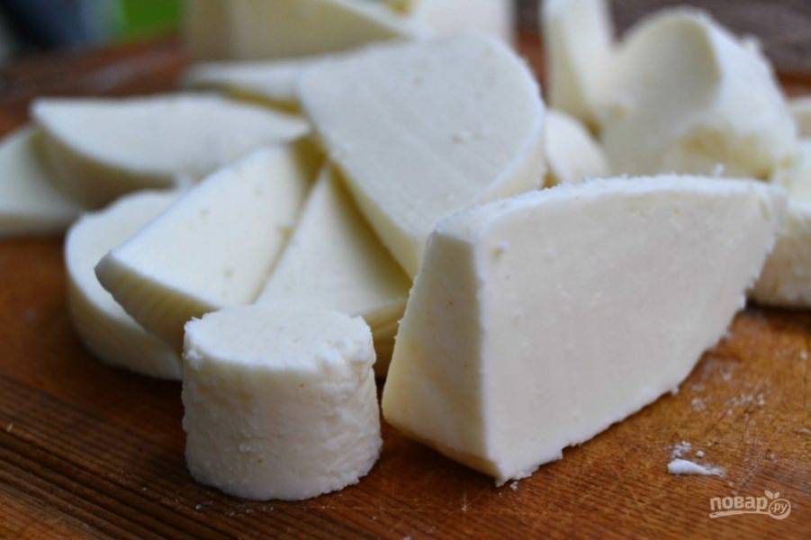 1.	Нарежьте сыр небольшими кусочками произвольной формы.