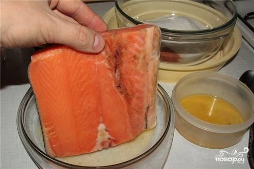 Как просто и вкусно засолить красную рыбу: универсальный рецепт для семги, форели, горбуши или кеты