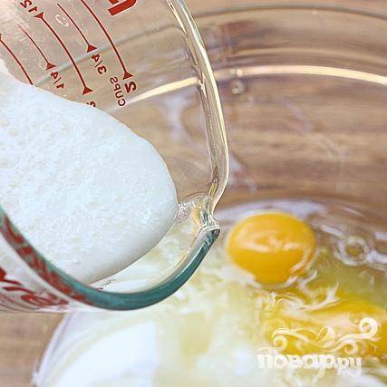 1. Разогреть духовку до 175 градусов. Выстелить 2 круглые формы для пирога вощеной бумагой. Слегка смазать маслом и посыпать мукой бумагу. Перемешать вместе муку, соду, соль и корицу в миске. Взбить яйца, сахар, масло, пахту и ванильный экстракт миксером на средней скорости до однородной массы. 