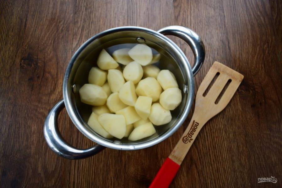 1. Очистите картофель, залейте его водой, посолите (1 ч. л.), доведите до кипения и варите до мягкости.