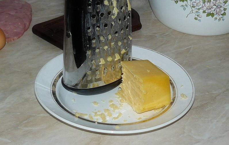 Тем временем натираем сыр.