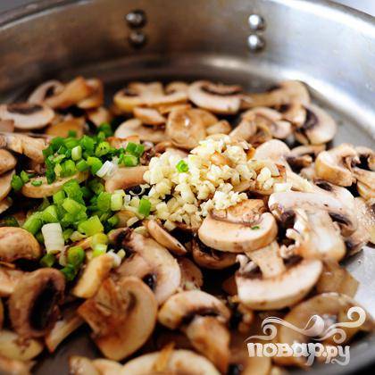 Когда масло растает, бросьте в сковородку грибы, лук и чеснок.