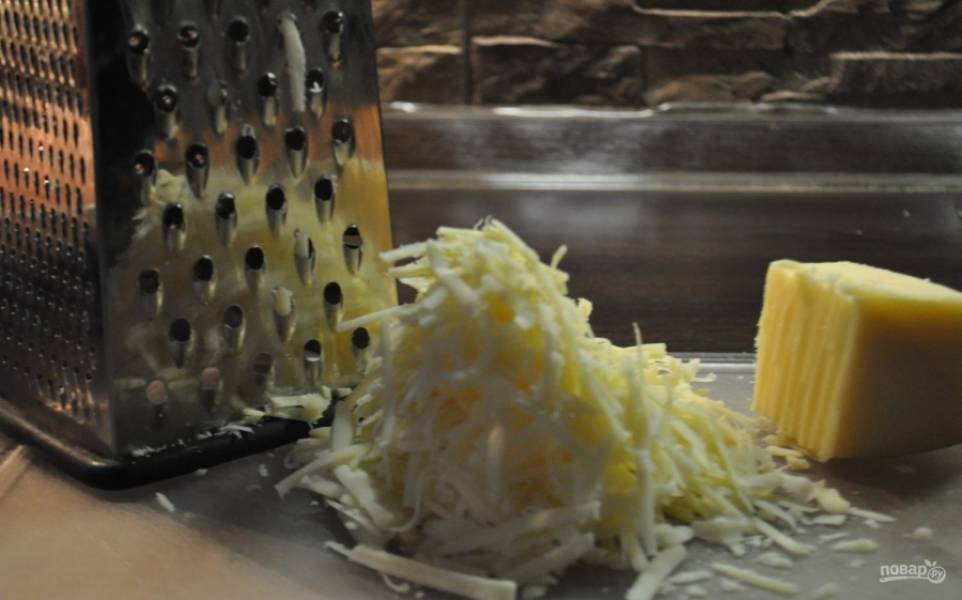 2. Твердый сыр натираю на крупной терке. 