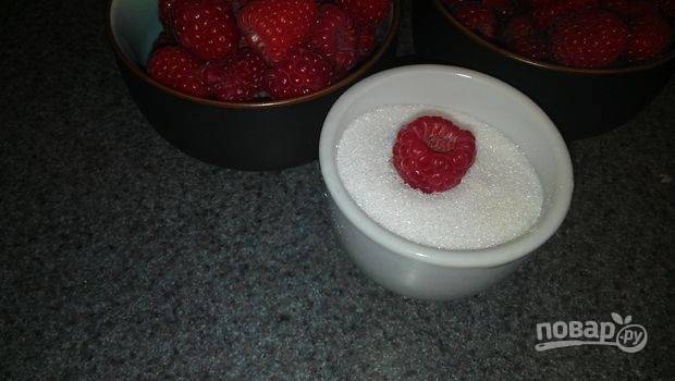 9.	Ягоды малины вымойте и откиньте на сито. Высохшие ягодки окуните одной стороной в сахар.