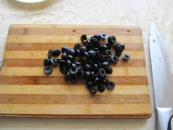 6. Я маслины нарезала мелко, но многие любят оставлять их в солянке целыми. Обязательно приобретайте маслины без косточек.