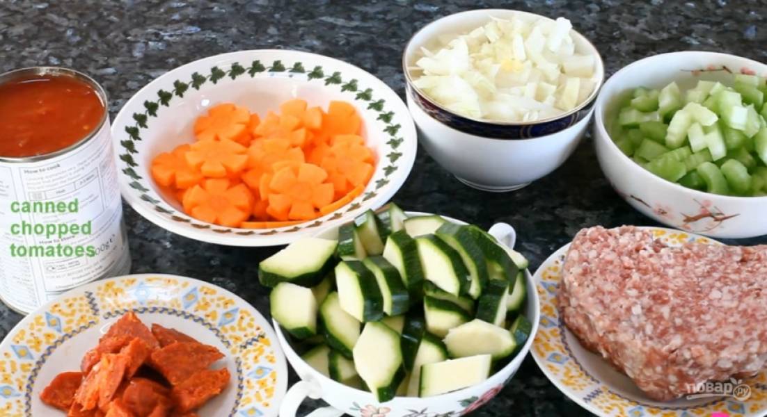 3.	Нарежьте все овощи (кроме моркови, естественно) кубиками.
