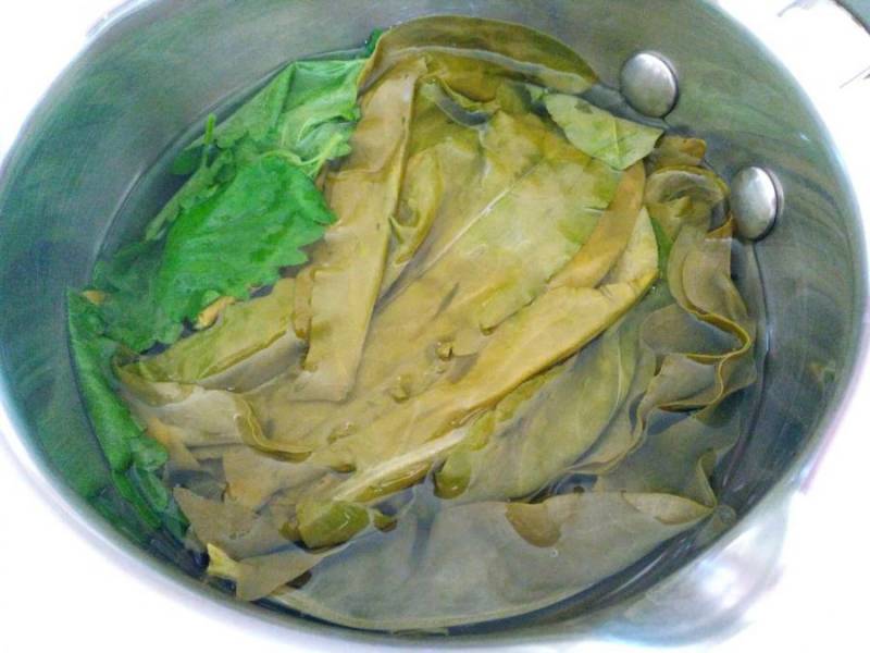 Как только вода с листьями мяты нагреется, снимите сотейник с плиты и поместите в жидкость листья щавеля, оставьте зелень настаиваться на 10-15 минут.