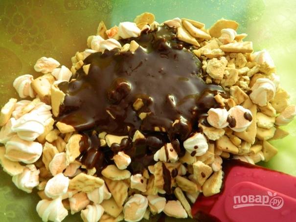 4. Добавляем растопленный шоколад к другим ингредиентам и хорошо перемешиваем.