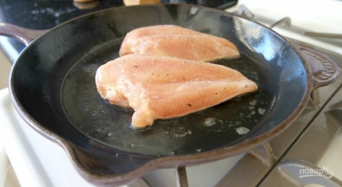 3.	В сковороду выложите примерно 2 столовые ложки сливочного масла и растопите его, затем выложите курицу.