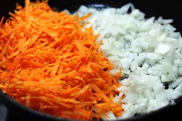 Порежьте лук и потрите на терке морковь. 