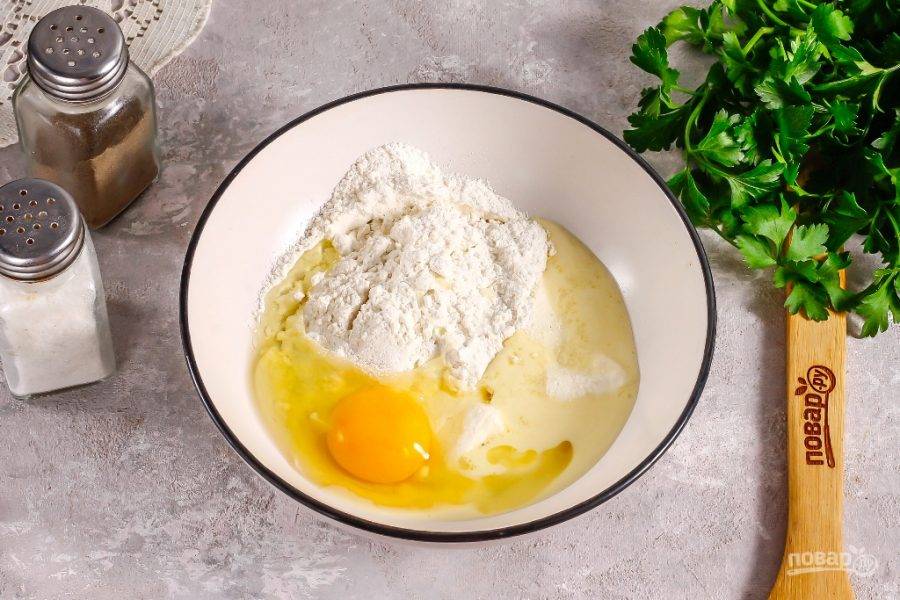 Прогрейте сливочное масло в глубокой емкости в микроволновке или на водяной бане, но не до кипения. Вбейте в емкость куриное яйцо и всыпьте соль, пшеничную муку. Быстро замесите песочное тесто и оставьте его на 15 минут в покое, накрыв пищевой пленкой. Муки может потребоваться чуть больше, исходя из размеров яйца.