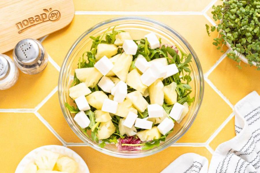 Сыр нарежьте кубиками, добавьте к остальным ингредиентами.