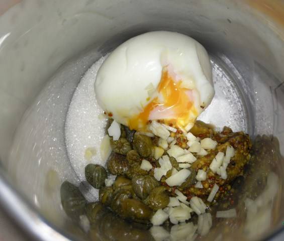 Делаем соус провансаль: яйцо, сваренное в мешочек, 1 ч.л. сахара, парочку каперсов, 1 ч.л. горчицы, 1 зубчик чеснока - измельчить в блендере.
