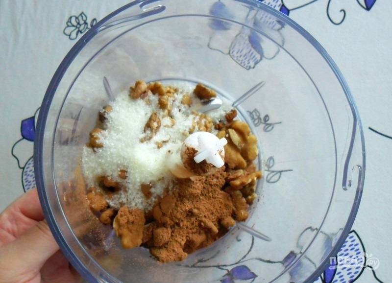 14.	В блендер кладу грецкие орешки, сахар и какао, взбиваю до образования однородной крошки. 