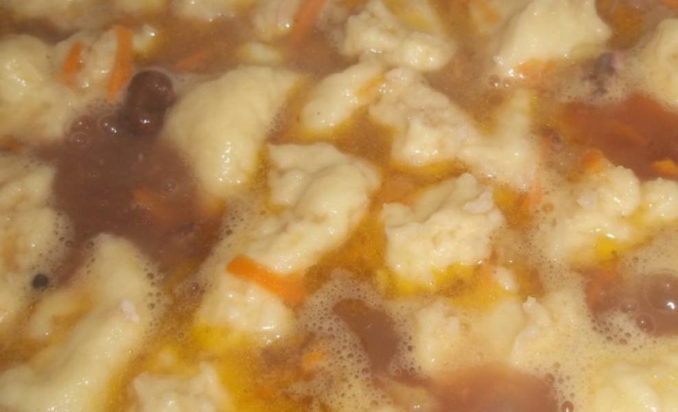 Кладем в суп порезанный кубиками картофель. Через 5 минут формируем клецки, отщипывая тесто пальцами. Бросаем клецки в кипящий суп, также добавляем зажарку. Когда клецки всплывут, снимите суп с огня.