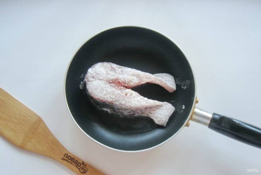 Рыбу помойте, обсушите, посолите и обваляйте в муке. Выложите на горячую сковороду с растительным маслом.