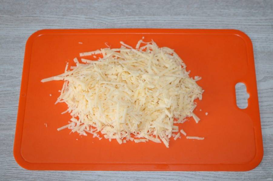 Сыр натрите на крупной тёрке.