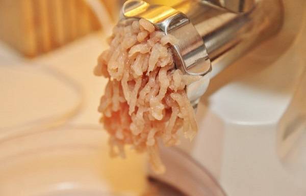 2. Куриное филе вымыть, обсушить немного и пропустить через мясорубку.