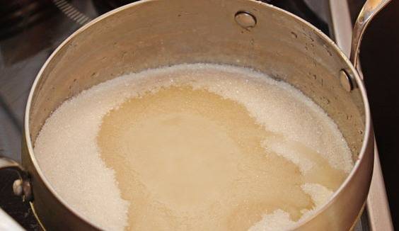 Теперь нам необходимо приготовить сахарный сироп, поэтому мы высыпаем сахар в кастрюльку и добавляем к нему воду. Ставим эту массу на огонь и варим сироп, помешивая, до полного растворения гранул сахара. 