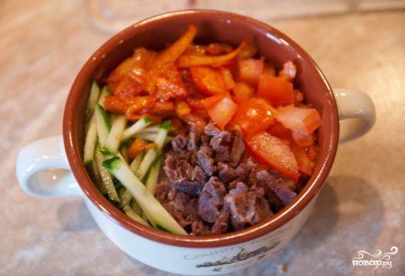 Дальше уложите поджарку и нарезанные продукты.