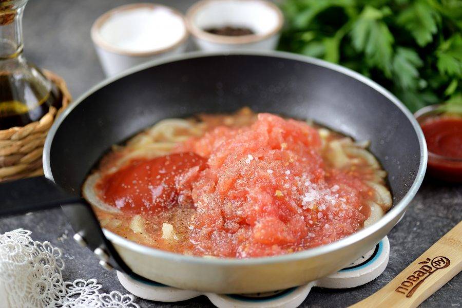 Переложите помидорную мякоть в сковороду, добавьте томатный соус, соль и перец по вкусу. При желании можно всыпать щепотку сахара для баланса вкуса. Тушите на тихом огне минут 5. 
