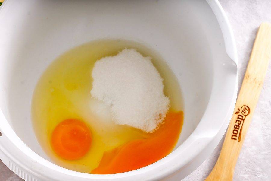 Куриные яйца взбейте с щепоткой соли и сахаром в пышную пену примерно 3-4 минуты, используя кухонный комбайн или миксер.