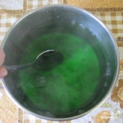 1.	Приготовим разноцветное желе.  Каждое желе развести в горячей воде и разлить в разную посуду, пока не застынет. Когда желе застынет, достать его из посуды и нарезать на небольшие кубики.