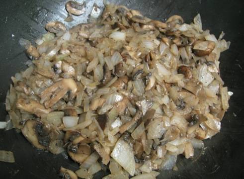 Обжарьте грибы с луком на сливочном масле до мягкости грибов. Примерно 10 минут на среднем огне.