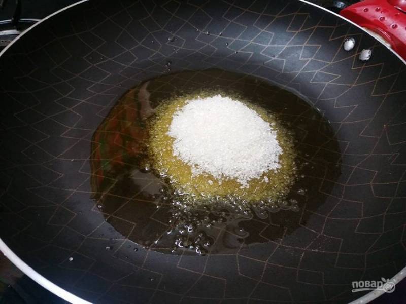 2. На сковороде растопите масло с сахаром, добавьте немного воды и сделайте карамельный соус.
