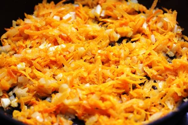 Пассируйте лук и морковь на сковороде до мягкости. 