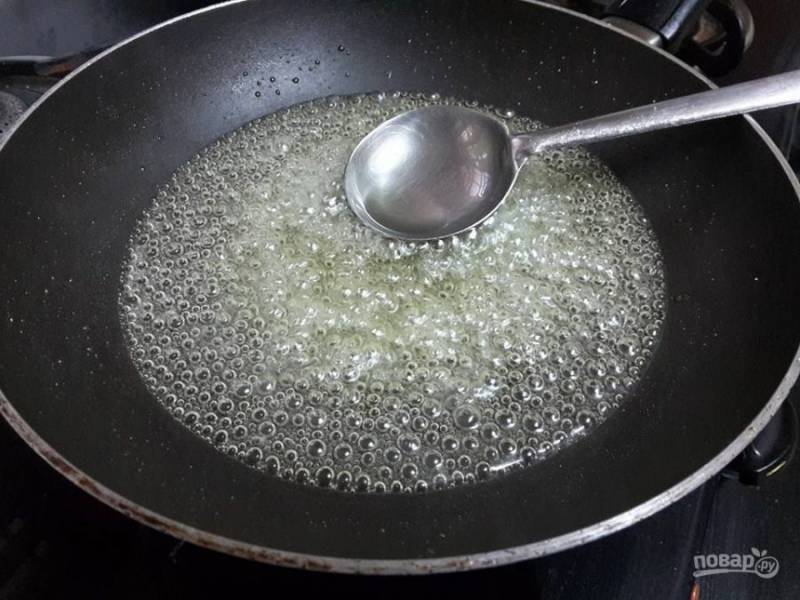 1. На сковороде сделайте сироп, смешайте 5 столовых ложек сахара и воду. 