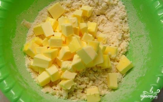 5.	Масло нарезаем небольшими кубиками и добавляем к остальным ингредиентам в миске и перемешиваем. 