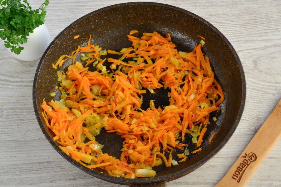 Обжарьте лук вместе с морковью в растительном масле до мягкости.