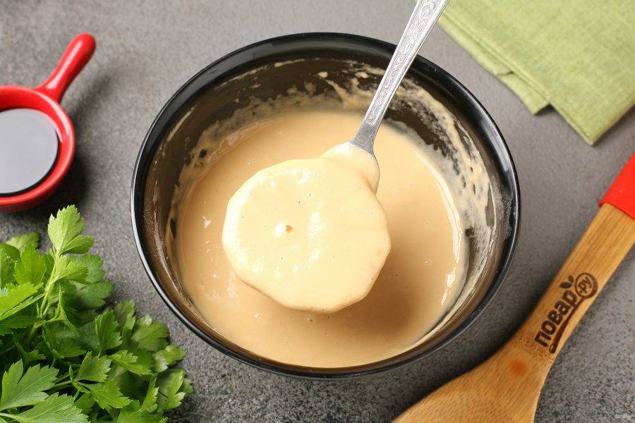 Окуните каждый кружочек кабачка в подготовленный кляр и выложите на разогретую сковороду с маслом, на некотором расстоянии друг от друга.