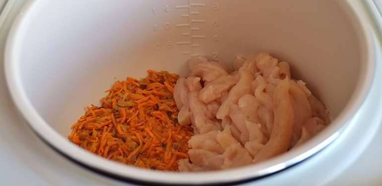 К обжаренным овощам добавьте порезанное средними кусочками куриное филе. Готовим в режиме "Жарка мяса" до полной готовности филе, 12-15 минут.
